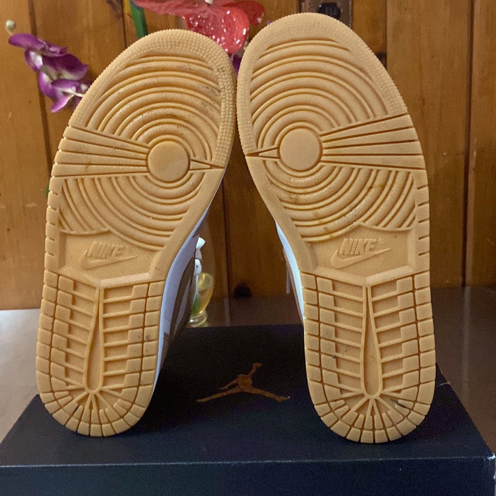 I am selling these Jordan 1 mid Hemp/white-Gum Yellow Chanvre/Jaune Gomme/Blanc.